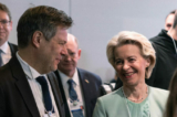 Bộ trưởng Kinh tế Đức Robert Habeck (thuộc Đảng Xanh) và Chủ tịch Ủy ban Âu Châu Ursula von der Leyen muốn giảm đáng kể lượng khí thải CO₂ trong Liên minh Âu Châu. (Ảnh: Hannes P. Albert/Pool/AFP qua Getty Images)