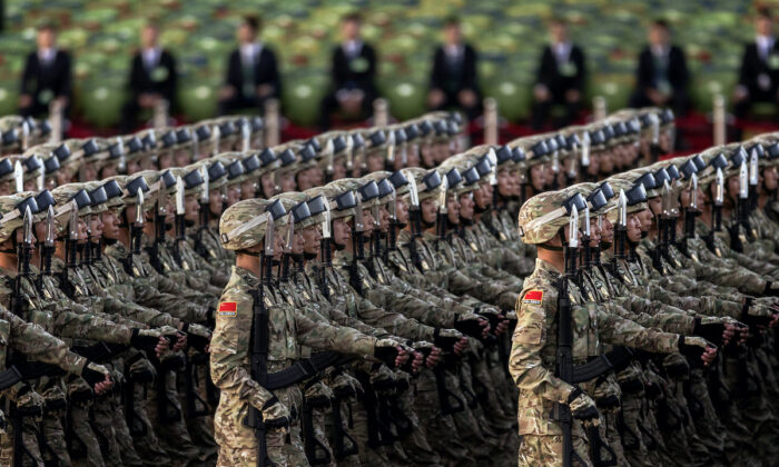 Binh lính Trung Quốc diễn hành qua Quảng trường Thiên An Môn trước một cuộc duyệt binh ở Bắc Kinh, vào ngày 03/09/2015. (Ảnh: Kevin Frayer/Getty Images)