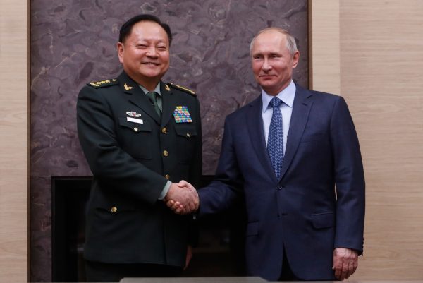 Tổng thống Nga Vladimir Putin (phải) gặp Phó Chủ tịch Quân ủy Trung ương Trung Quốc Trương Hựu Hiệp tại dinh thự bang Novo-Ogaryovo ngoại ô Moscow vào ngày 07/12/2017. (Ảnh: Sergei Karpukhin/AFP/Getty Images)