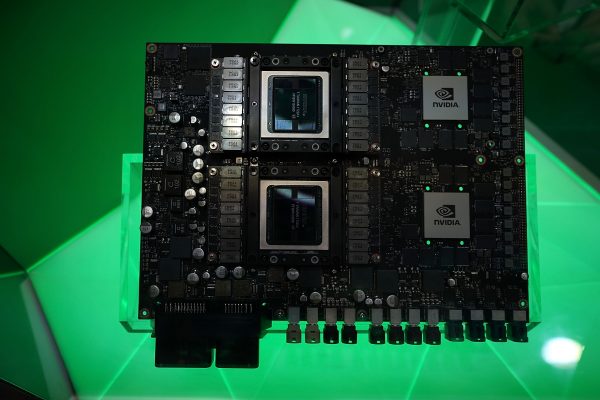 Nvidia Drive Pegasus, siêu máy điện toán AI đầu tiên trên thế giới dùng cho xe không người lái cấp độ 5, được trưng bày trong triển lãm thương mại công nghệ tiêu dùng CES tại Trung tâm Hội nghị Las Vegas vào ngày 09/01/2018. (Ảnh: Alex Wong/Getty Images).