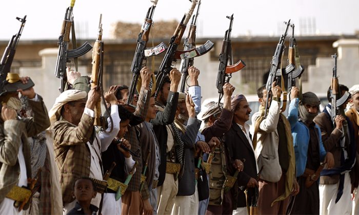 Phiến quân Houthi dòng Shiite ở Yemen hô khẩu hiệu trong một cuộc tập hợp nhằm vận động thêm chiến đấu cơ đến các chiến tuyến để chiến đấu với các lực lượng ủng hộ chính phủ, vào ngày 18/06/2017, tại thủ đô Sanaa. (Ảnh: Mohammed Huwais/AFP/Getty Images)