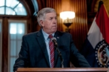 Thống đốc Mike Parson của Missouri lắng nghe câu hỏi của giới truyền thông trong cuộc họp báo ở Thành phố Jefferson, Missouri, vào ngày 29/05/2019. (Ảnh: Jacob Moscovitch/Getty Images)