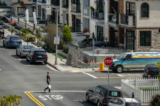 Một người đàn ông đi ngang qua các khu nhà ở ở Huntington Beach, California, hôm 17/03/2023. (Ảnh: John Fredricks/The Epoch Times)
