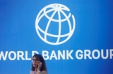 Một người tham dự đứng gần logo của Ngân hàng Thế giới tại Hội nghị thường niên của Quỹ Tiền tệ Quốc tế và Ngân hàng Thế giới ở Nusa Dua, Bali, Indonesia, ngày 12/10/2018. (Ảnh: Johannes P. Christo/Reuters)