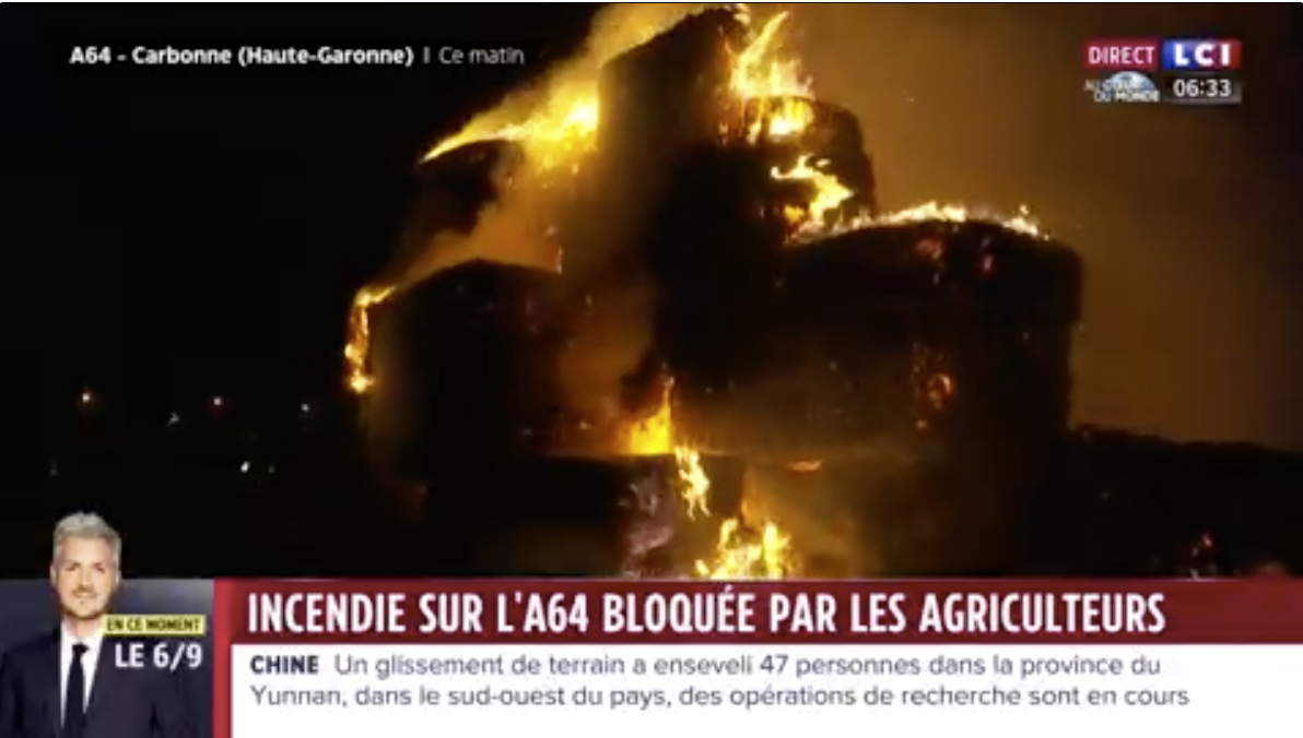 Cuộc biểu tình của nông dân ở Pháp: Đêm 21 rạng sáng ngày 22/01/2024, người ta cho rằng nông dân đã đốt những kiện rơm trên đường cao tốc A64. (Ảnh chụp màn hình LCI)
