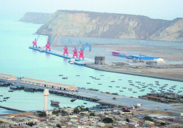 Những chiếc thuyền tại cảng Gwadar, tỉnh Balochistan của Pakistan, gần biên giới Iran, trên Biển Ả Rập. Công ty Cổ phần Các cảng Hải ngoại Trung Quốc đã thuê cảng này đến năm 2059 và đã bắt đầu mở rộng cảng này, như một phần của sáng kiến Vành đai và Con đường. (Ảnh: J. Patrick Fischer/CC BY-SA)