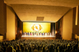 Các nghệ sĩ của đoàn Nghệ thuật Biểu diễn Shen Yun Thế giới chào khán giả trước khi hạ màn tại Trung tâm Hành chính Amarillo, Texas, vào ngày 10/01/2023. (Ảnh: Marina Fatima/The Epoch Times)