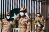 Các binh sĩ bán quân sự phía trước một cánh cổng đóng kín của đồn biên phòng Pakistan, sau khi Pakistan phong tỏa biên giới với Iran như một biện pháp phòng ngừa sau đợt bùng phát virus corona, tại đồn biên phòng ở Taftan, Pakistan, vào ngày 25/02/2020. (Ảnh: Naseer Ahmed/Reuters)