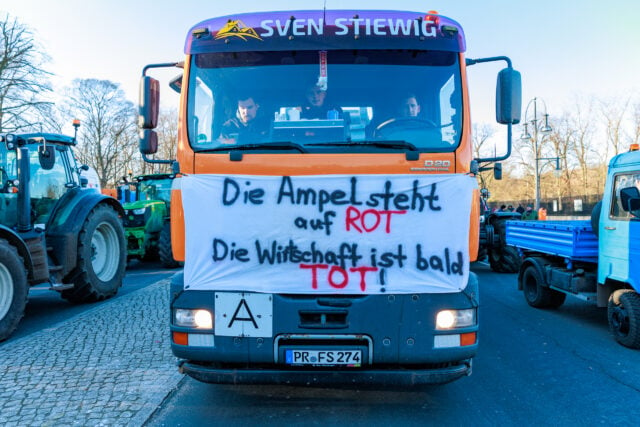 Một tài xế xe tải tỏ ra lo lắng: “Đèn giao thông (chính phủ liên minh) đang ĐỎ, nền kinh tế sẽ sớm CHẾT” (Die Ampel steht auf ROT, die Wirtschaft ist bald TOT — Đỏ phát âm gần giống với Chết trong tiếng Đức). (Ảnh: Zhentong Zhang/Epoch Times)