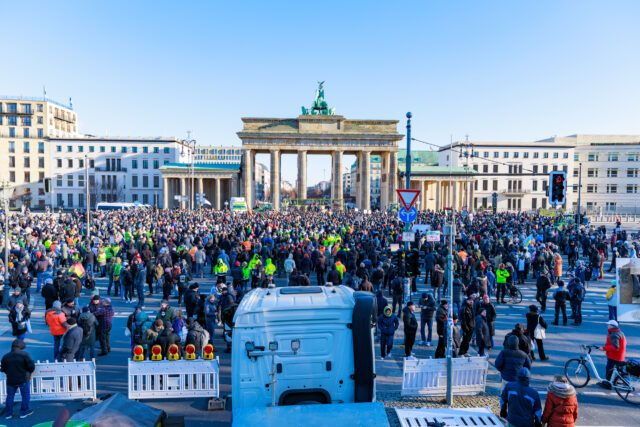 Cuộc biểu tình trước Cổng Brandenburg. (Ảnh: Zhentong Zhang/Epoch Times)