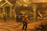 Lính cứu hỏa dọn dẹp các điểm nguy hiểm tại một ngôi nhà bị trận cháy rừng tàn phá ở Santa Rosa, California, vào ngày 28/09/2020. (Ảnh: Justin Sullivan/Getty Images)