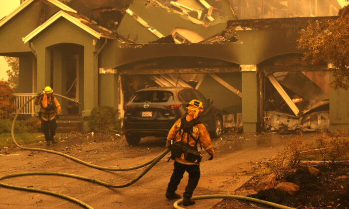 Lính cứu hỏa dọn dẹp các điểm nguy hiểm tại một ngôi nhà bị trận cháy rừng tàn phá ở Santa Rosa, California, vào ngày 28/09/2020. (Ảnh: Justin Sullivan/Getty Images)