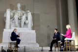 Tổng thống Donald Trump nói chuyện với hai biên tập viên Bret Baier và Martha MacCallum trong một sự kiện gặp gỡ cử tri trực tuyến bên trong Đài tưởng niệm Lincoln ở Hoa Thịnh Đốn, vào ngày 03/05/2020. (Ảnh: Oliver Contreras-Pool/Getty Images)