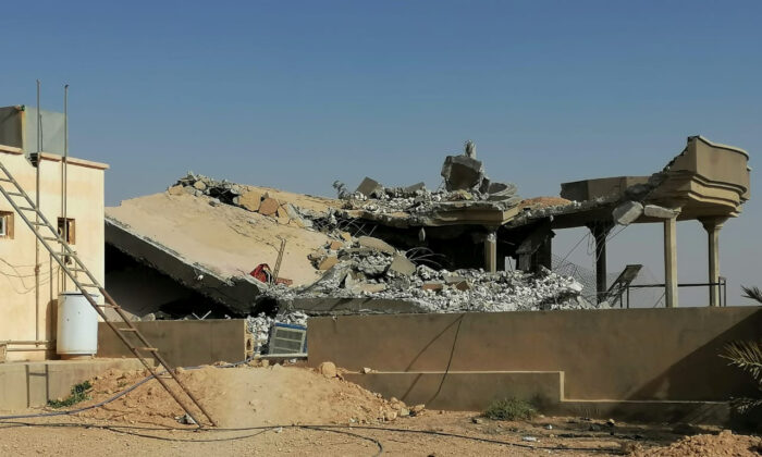 Trụ sở bị phá hủy của nhóm dân quân Kataib Hezbollah sau một cuộc không kích ở Qaim, Iraq, vào ngày 30/12/2019. (Ảnh: Stringer/Reuters)