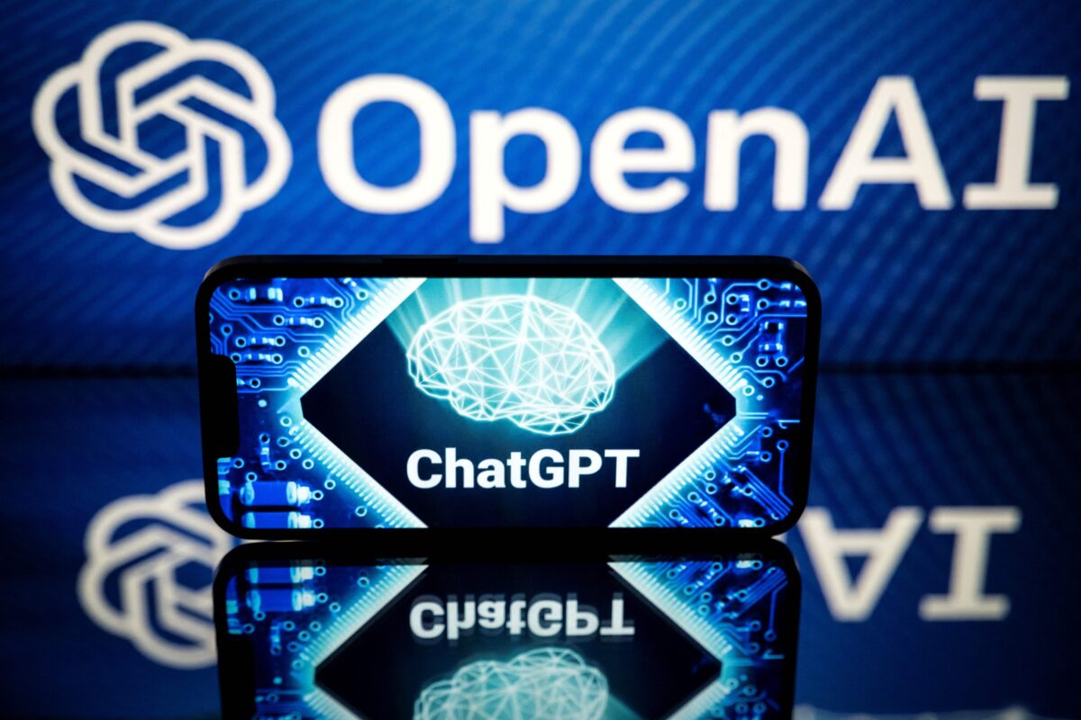 Những màn hình hiển thị logo của OpenAI và ChatGPT được chụp ở Toulouse, Pháp, hôm 23/01/2023. (Ảnh: LIONEL BONAVENTURE/AFP qua Getty Images)