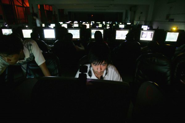 Một người đàn ông Trung Quốc chơi trò chơi trực tuyến tại quán cà phê Internet ở Vũ Hán, Trung Quốc, trong bức ảnh này. (Ảnh: Cancan Chu/Getty Images)