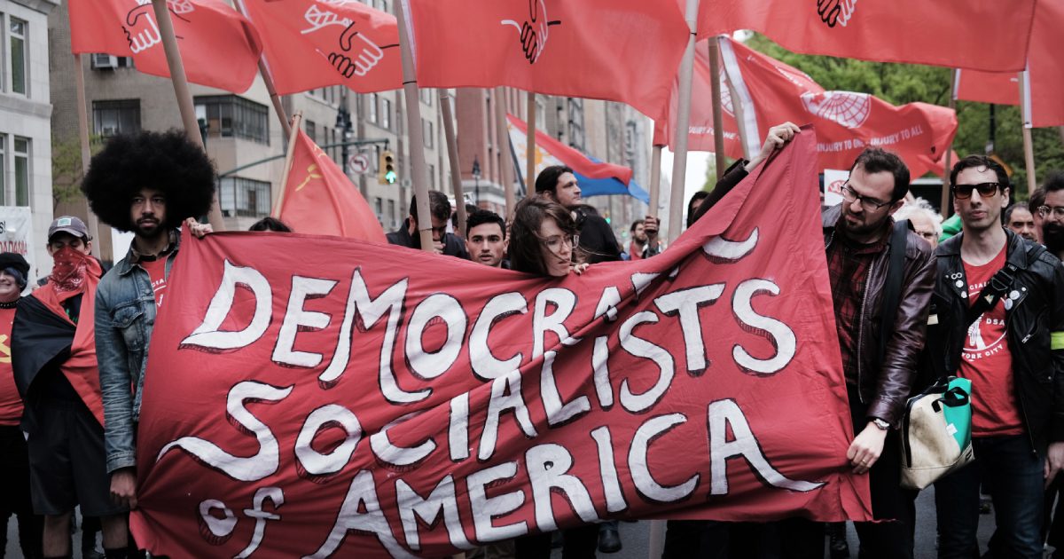 Các thành viên của Tổ chức Những Người xã hội chủ nghĩa Dân chủ Mỹ tập trung bên ngoài tòa nhà thuộc sở hữu của ông Trump vào Ngày Quốc tế Lao động 01/05 ở thành phố New York, New York, vào ngày 01/05/2019. (Ảnh: Spencer Platt/Getty Images)