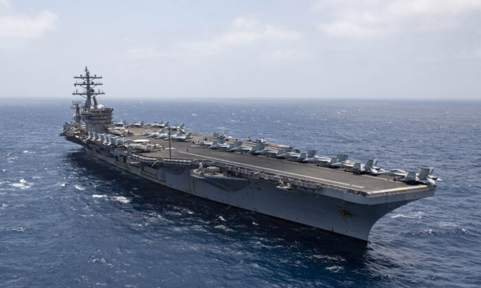 Hàng không mẫu hạm USS Dwight D. Eisenhower (CVN 69) đi qua Biển Ả Rập, vào ngày 12/6/2020. (Ảnh: Hải quân Hoa Kỳ của Chuyên gia Truyền thông Đại chúng Cấp 1 Aaron Bewkes/Đã phát hành)