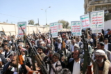 Những người ủng hộ phong trào Houthi giương cao vũ khí trong một cuộc biểu tình phản đối quyết định của Hoa Kỳ về việc đưa Houthi vào danh sách tổ chức khủng bố ngoại quốc, tại Sanaa, Yemen, hôm 20/01/2021. (Ảnh: Khaled Abdullah/Reuters)