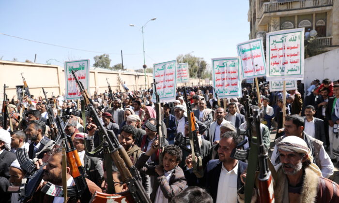 Những người ủng hộ phong trào Houthi giương cao vũ khí trong một cuộc biểu tình phản đối quyết định của Hoa Kỳ về việc đưa Houthi vào danh sách tổ chức khủng bố ngoại quốc, tại Sanaa, Yemen, hôm 20/01/2021. (Ảnh: Khaled Abdullah/Reuters)