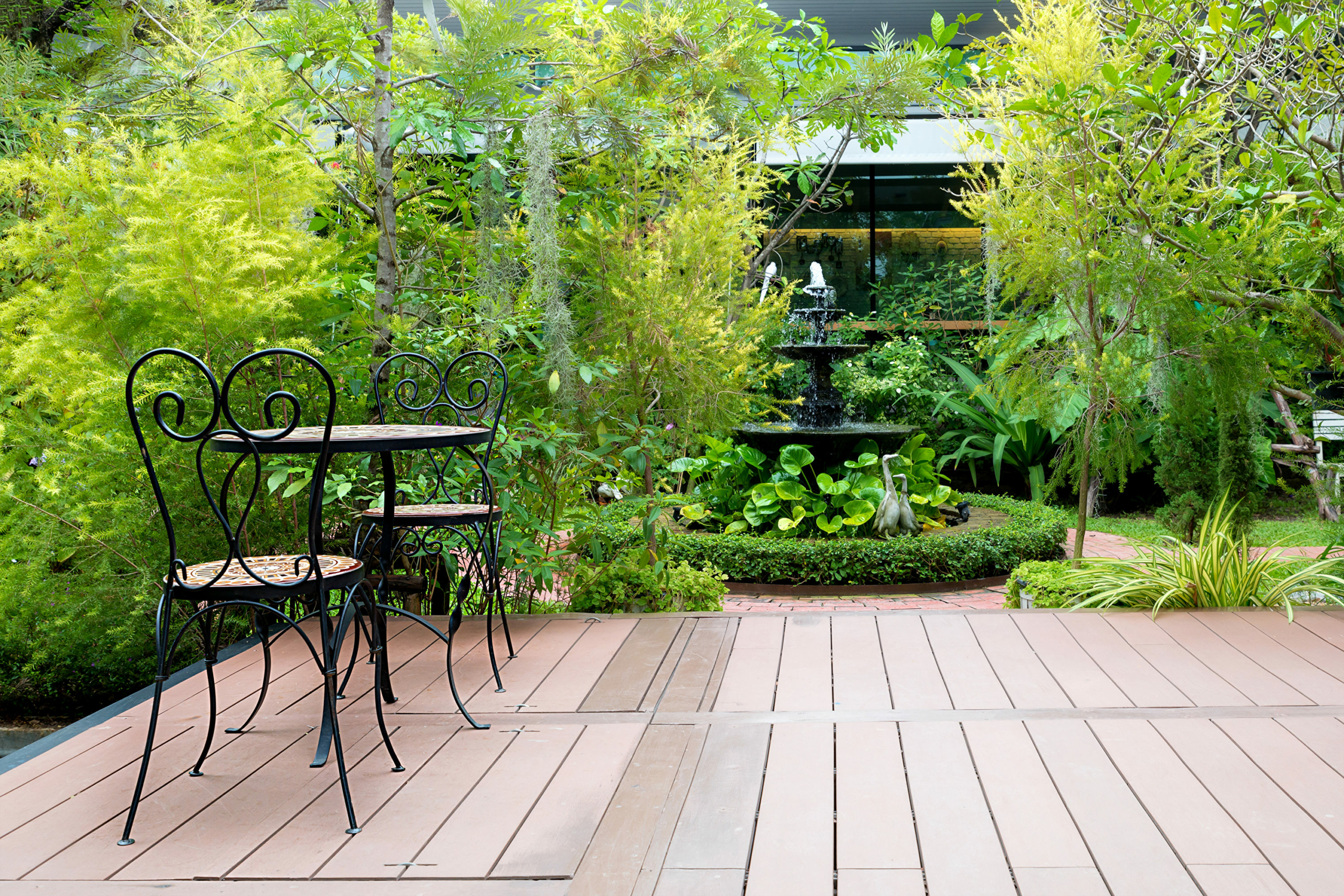 Mua vật dụng ngoài trời tại cửa hàng đồ cũ cũng có thể tạo thêm phong cách cho sân vườn của bạn. (Ảnh: Shutterstock)