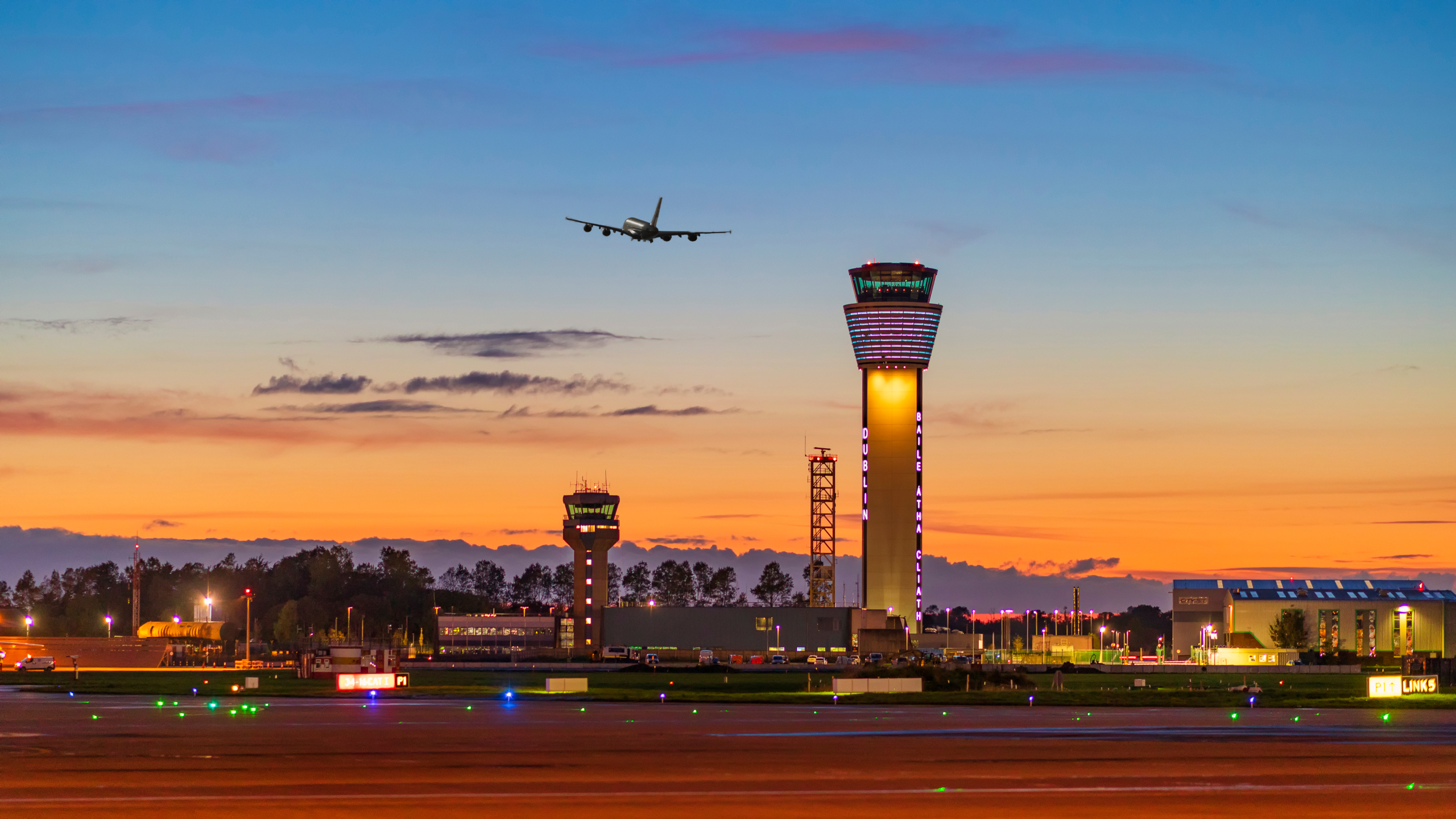 Tháp điều khiển phi cơ ở thủ đô Dublin, Ireland. (Ảnh: Shutterstock)
