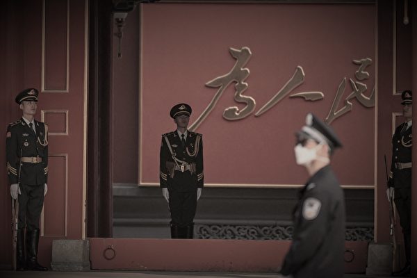 Hiện nay, nhiều tỉnh thành ở Trung Quốc liên tiếp thực hiện cơ cấu gọn nhẹ, cắt giảm số lượng chức vị lãnh đạo. Trong ảnh là cổng trụ sở Tân Hoa Xã. (Ảnh: Noel Celis/AFP)