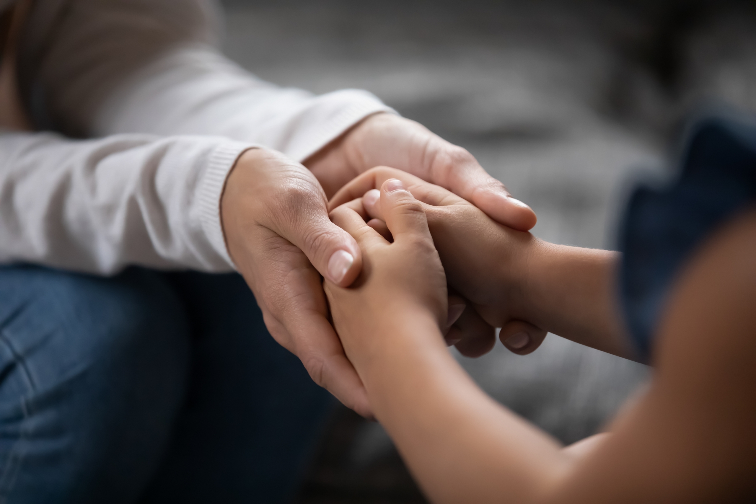 Cha mẹ và con cái có thể làm sâu sắc hơn mối quan hệ bằng cách thiết lập một mô hình giao tiếp cởi mở, trong đó các ý tưởng có thể được bày tỏ một cách tự do. (Ảnh: Shutterstock)