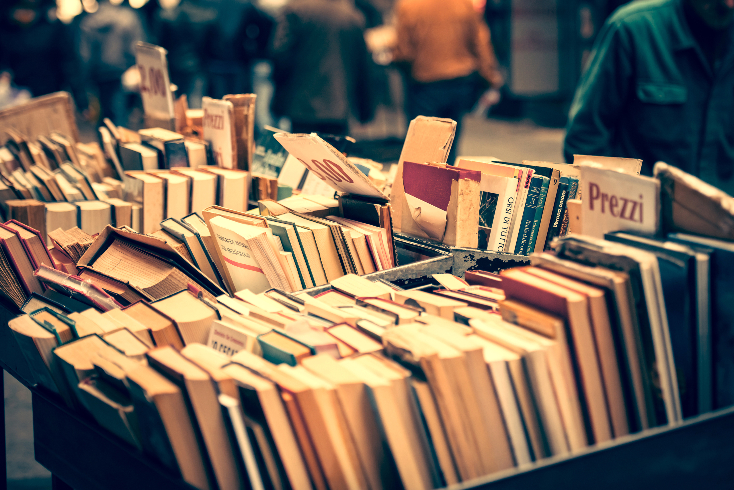 Sách cũ là một trong những mặt hàng đồ cũ được ưa chuộng nhất, cũng là món đồ sưu tầm yêu thích của một số nhà văn, nghệ sĩ. (Ảnh: Shutterstock)