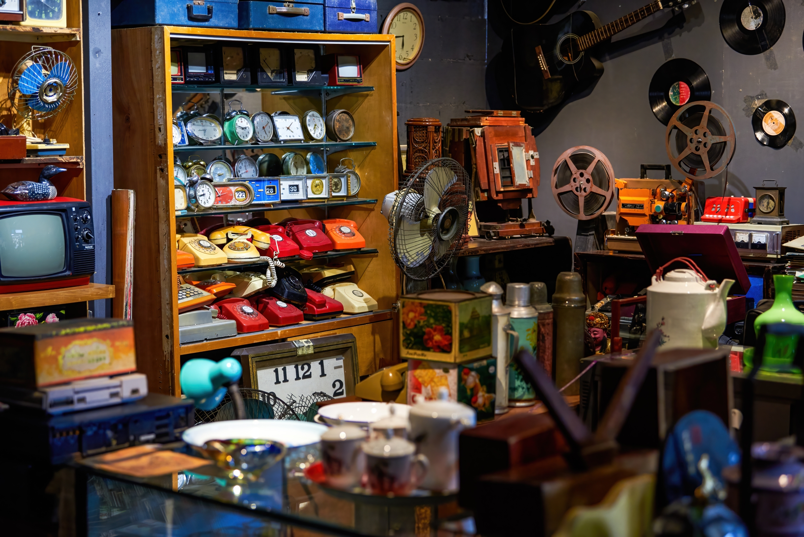 Cửa hàng đồ cũ có rất nhiều mặt hàng, một số rất đáng mua, nhưng cũng có một số tiềm ẩn rủi ro và cần người mua cân nhắc kỹ. (Ảnh: Shutterstock)
