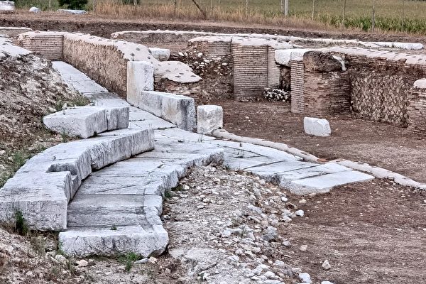 Tàn tích của kịch viện La Mã cổ đại ở Interamna Lirenas. (Ảnh: Rjdeadly/Wikimedia Commons)