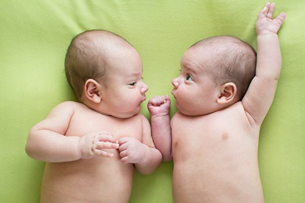 Cặp song sinh ở Mỹ chào đời cách nhau 40 phút nhưng ngày sinh lại hoàn toàn khác nhau