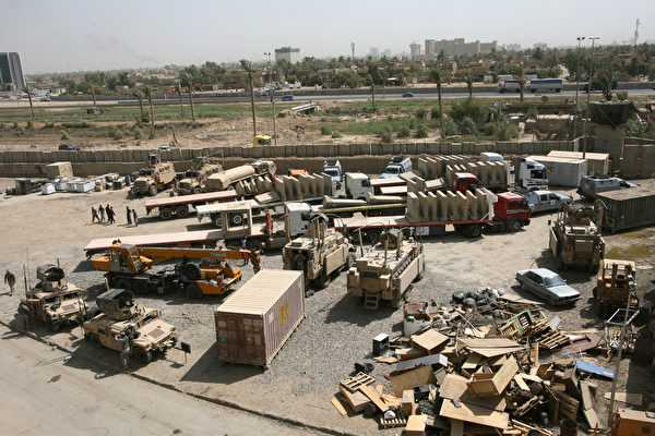 Phóng viên điều tra người Mỹ đã công bố đoạn phim quay cảnh UFO bay qua căn cứ quân sự Mỹ ở Iraq. Ảnh chụp quân đội Mỹ rút khỏi một căn cứ ở Baghdad, Iraq vào ngày 24/06/2009. (Ảnh: Ali Al-Saadi/AFP/Getty Images)