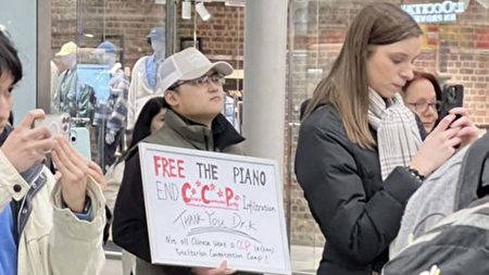 Hôm 24/01, một thanh niên Trung Quốc đã đến ga xe lửa, nơi nghệ sĩ piano người Anh đã tranh luận với nhóm “tiểu phấn hồng,” giơ cao khẩu hiệu chống ĐCSTQ. (Hình ảnh trên mạng).