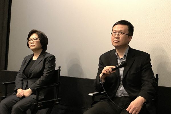 Đạo diễn Raymond Zhang và biên kịch Cindy Song giao lưu với khán giả sau buổi chiếu phim vào tối ngày 26/01/2024, tại Rạp chiếu phim Laemmle Glendale ở Glendale, Los Angeles. (Ảnh: Hàn Băng/Epoch Times)
