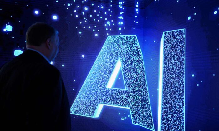Một du khách xem minh họa chữ AI (trí tuệ nhân tạo) trên màn hình hoạt họa tại Mobile World Congress, ở Barcelona, ​​​​Tây Ban Nha. (Ảnh: Josep Lago/AFP qua Getty Images)