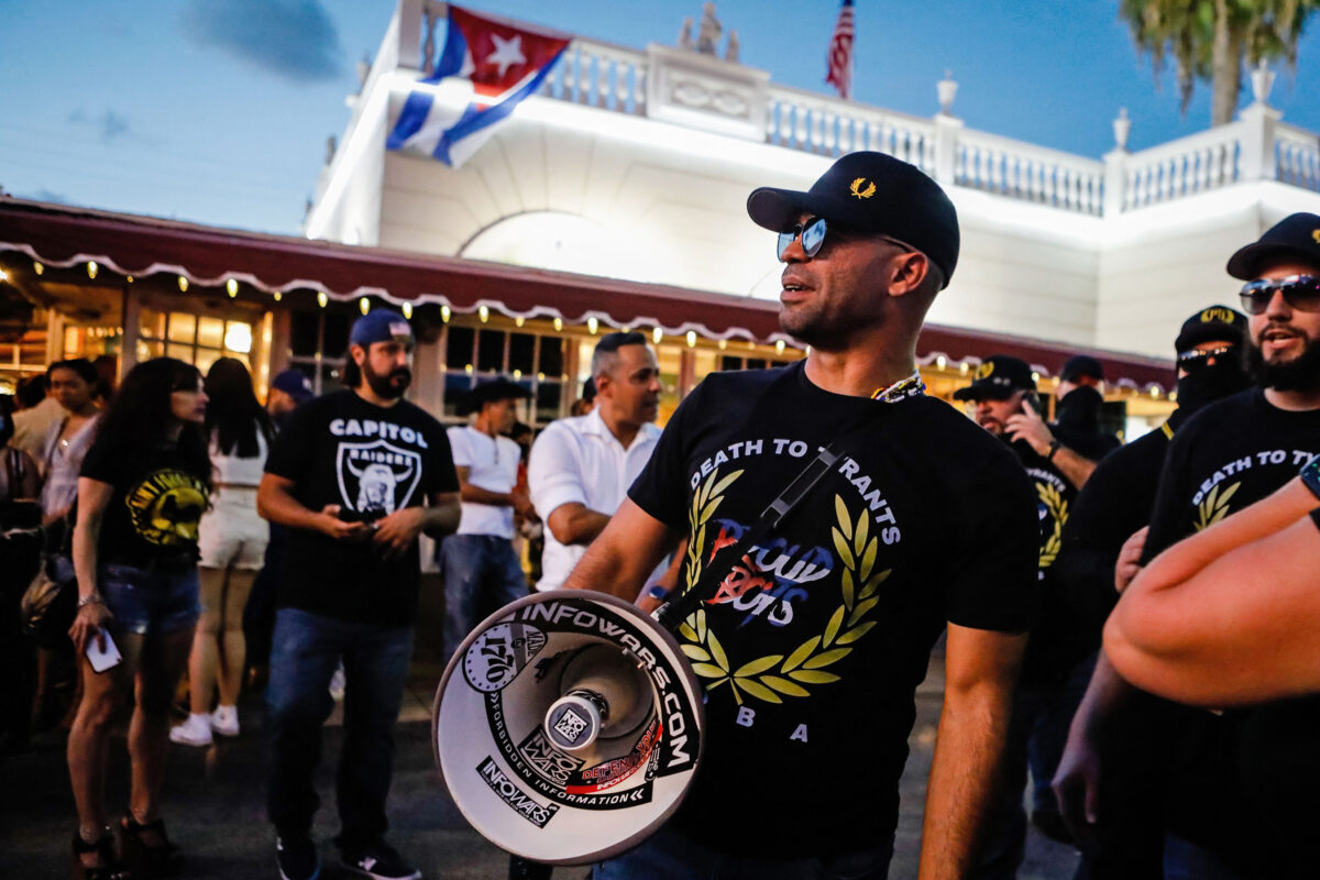 Ông Henry “Enrique” Tarrio, thủ lĩnh của nhóm Proud Boys, tại Miami vào ngày 16/07/2021. (Ảnh: Eva Marie Uzcategui/AFP qua Getty Images)