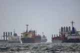 Các tàu đang chờ kiểm tra theo Sáng kiến Ngũ cốc Hắc Hải, do Liên Hiệp Quốc và Thổ Nhĩ Kỳ làm trung gian, tại khu neo đậu phía nam eo biển Bosphorus ở Istanbul hôm 11/12/2022. (Ảnh: Yoruk Isik/Reuters)