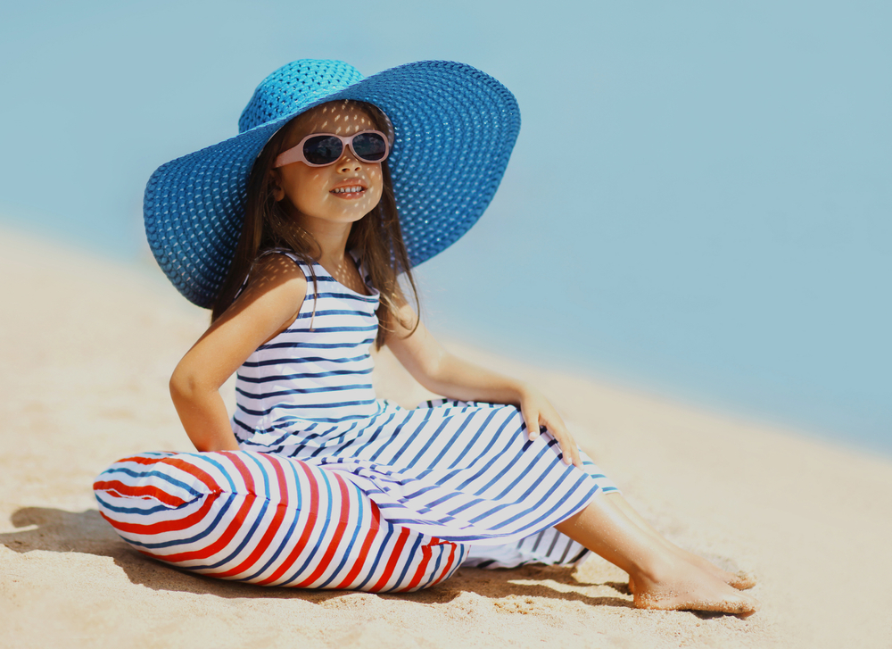 Niềm vui diệu kỳ của việc mặc quần áo không chỉ dành riêng cho tuổi thơ. (Ảnh: Rohappy/Shutterstock)