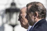 Tổng thống Joe Biden và con trai ông, ông Hunter Biden, tham dự Lễ Lăn Trứng Phục Sinh hàng năm trên bãi cỏ phía Nam của Tòa Bạch Ốc ở Hoa Thịnh Đốn hôm 10/04/2023. (Ảnh: Drew Angerer/Getty Images)
