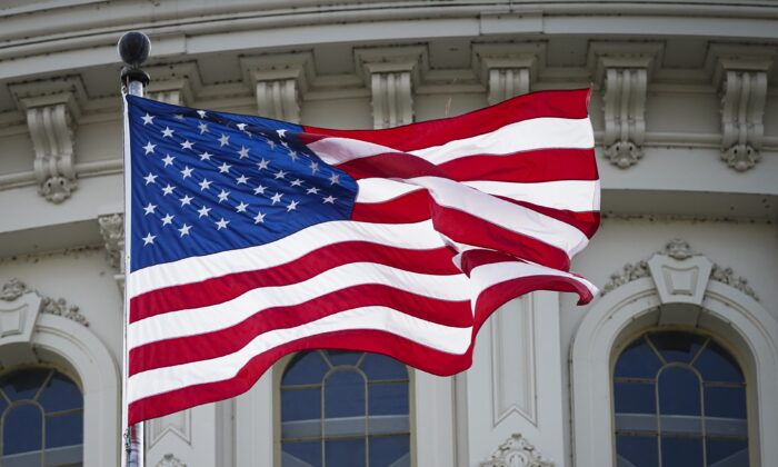 Quốc kỳ Hoa Kỳ trên mái vòm của tòa nhà Quốc hội Hoa Kỳ ở Hoa Thịnh Đốn vào ngày 12/05/2023. (Ảnh: Madalina Vasiliu/The Epoch Times)