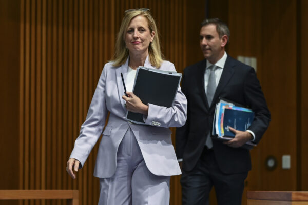 Bộ trưởng Tài chính Úc Katy Gallagher và Bộ trưởng Ngân khố Jim Chalmers đến một buổi họp báo tại Tòa nhà Quốc hội ở Canberra, Úc, vào ngày 09/05/2023 (Ảnh: Martin Ollman/Getty Images)