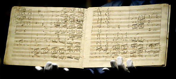 Bản thảo ấn bản đầu tiên của Bản giao hưởng số 9 (Ninth Symphony) của nhà soạn nhạc Ludwig van Beethoven, được bán đấu giá tại Sotheby’s vào ngày 22/05/2003. (Ảnh: Ian Waldie/Getty Images)