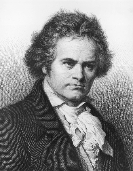Nhà soạn nhạc Ludwig van Beethoven chỉ huy Bản giao hưởng số 9 của mình lần đầu tiên năm 1824. Tranh khắc của thợ khắc J. Lindner phỏng theo bản khắc của ông C. Jaeger. (Ảnh: Hulton Archive/ Getty Images)
