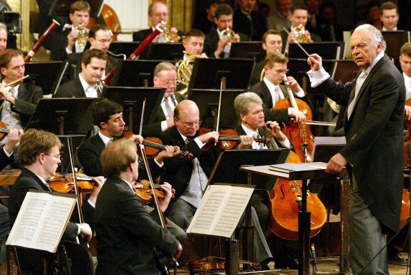 Nhạc trưởng Lorin Maazel diễn tập cùng Dàn nhạc Giao hưởng Vienna Philharmonic cho buổi hòa nhạc mừng năm mới vào ngày 30/12/2004. Nhiều nhạc trưởng vĩ đại đã chỉ huy dàn nhạc này trong suốt 180 năm tồn tại của nó. (Ảnh: DIETER NAGL/AFP via Getty Images)