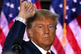 Cựu Tổng thống Donald Trump ra hiệu sau khi diễn thuyết tại Câu lạc bộ Golf Quốc gia Trump Bedminster ở Bedminster, New Jersey, hôm 13/06/2023. (Ảnh: Ed Jones/AFP qua Getty Images)
