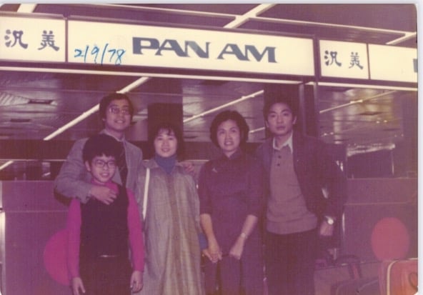 Ông Bob (ngoài cùng bên phải) cùng vợ chia tay bạn bè và người thân tại sân bay Kai Tak khi họ nhập cư vào Hoa Kỳ cuối những năm 1970. (Được sự cho phép của ông Bob Lau)
