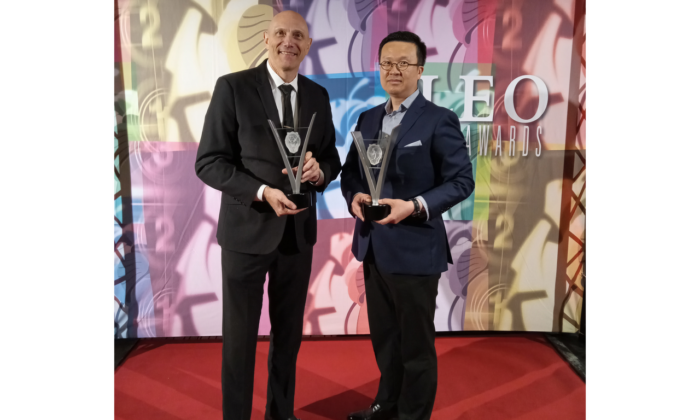 Nhà soạn nhạc Daryl Bennett (trái) và đạo diễn Raymond Zhang nhận Giải thưởng Leo năm 2023 cho bộ phim tài liệu ‘Nội tạng Nhà nước' tại Vancouver, B.C.,  vào ngày 09/07/2023. (Ảnh được đăng dưới sự đồng ý của hãng phim Rooyee)