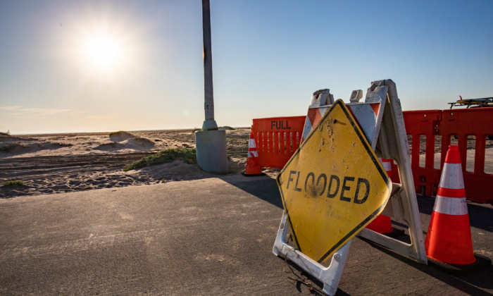 Những cơn bão gần đây đã gây ra lũ lụt và đẩy rác thải đại dương trôi dạt vào Bãi biển Bolsa Chica ở Huntington Beach, California, vào ngày 25/01/2023. (Ảnh: John Fredricks/The Epoch Times)
