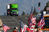 Mọi người tập trung tại El Monte, California, để thể hiện sự ủng hộ dành cho những tài xế xe tải tham gia một đoàn xe từ Los Angeles đến Hoa Thịnh Đốn để phản đối các quy định bắt buộc liên quan đến virus corona vào ngày 25/02/2022. (Ảnh: John Fredricks/The Epoch Times)